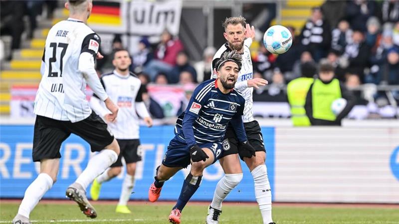 Nächster Rückschlag für HSV - 1:1 in Ulm Hamburgs Immanuel Pherai verfolgt den Ball.