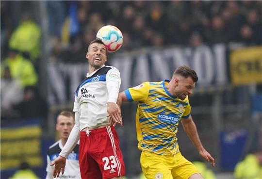 Hamburgs Jonas Meffert (l) und Braunschweigs Manuel Wintzheimer kämpfen um den Ball.
