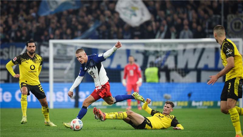 Hamburgs Miro Muheim gewinnt den Zweikampf gegen den Dortmunder Pascal Groß.