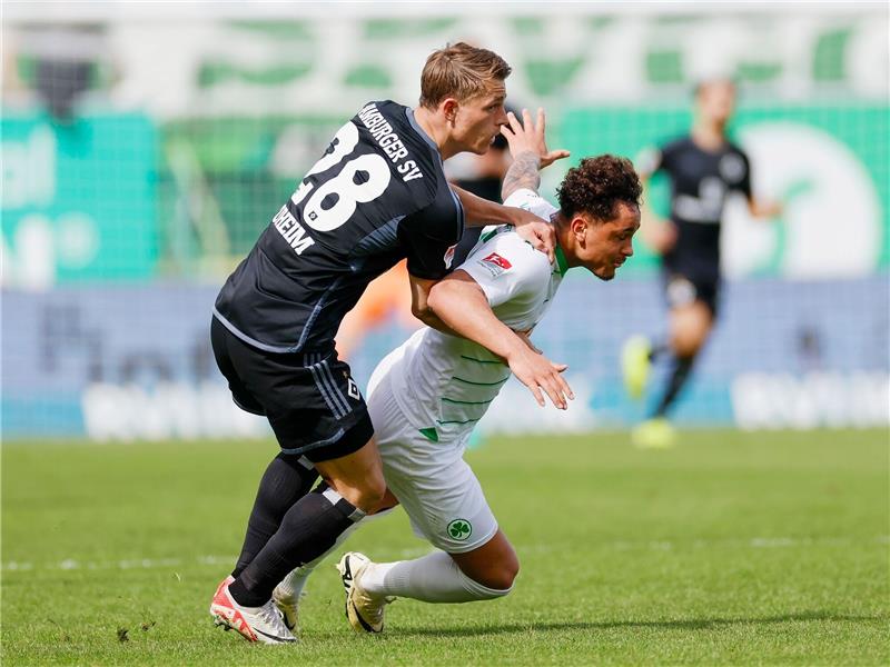 HSV fällt im Aufstiegsrennen zurück - Schalke bangt weiter Hamburgs Miro Muheim (l) bringt den Fürther Armindo Sieb zu Fall.