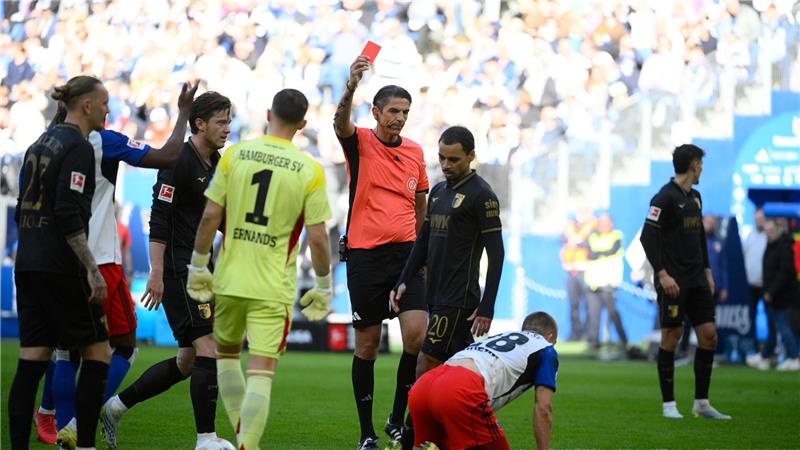 Hamburgs Miro Muheim sah die Rote Karte. 