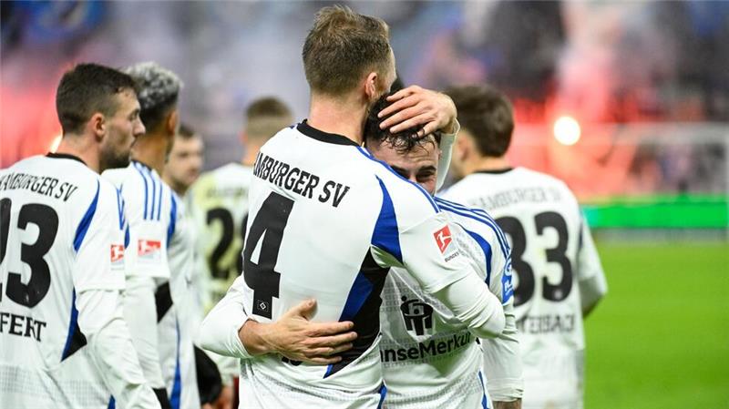 Weiter Krisenmodus: HSV gegen Schalke nur 2:2 Hamburgs Sebastian Schonlau nimmt Marco Richter nach dessen Treffer zum 1:0 in den Arm.