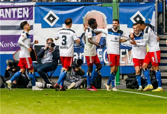 Hamburgs Spieler feiern den Treffer zum 2:0.