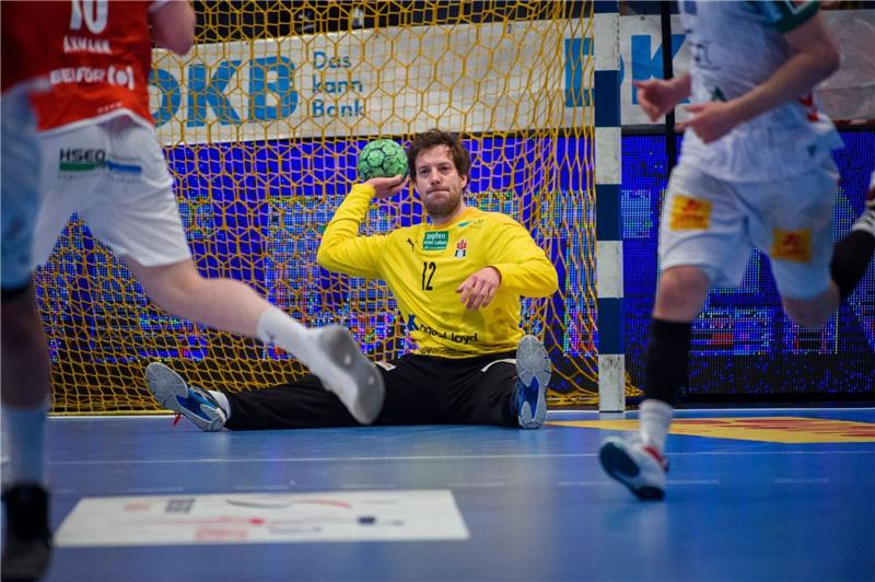 Vortmann überragt bei 32:26-Sieg gegen Hannover Hamburgs Torhüter Jens Vortmann sitzt mit dem Ball nach einem Gegentreffer auf dem Boden.