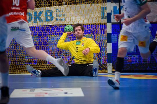 Hamburgs Torhüter Jens Vortmann sitzt mit dem Ball nach einem Gegentreffer auf dem Boden.