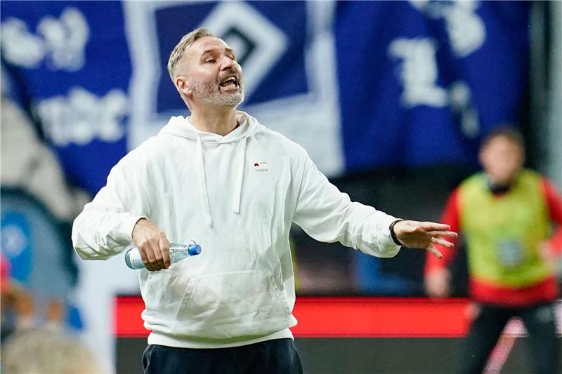 HSV spielt gegen erstarkte Eintracht aus Braunschweig Hamburgs Trainer Tim Walter gestikuliert.