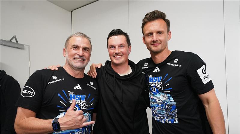 Hamburgs früherer Sportvorstand Stefan Kuntz (l-r), HSV-Trainer Merlin Polzin und Claus Costa, Sportdirektor, feiern den Aufstieg in die 1. Bundesliga. (Archivbild)