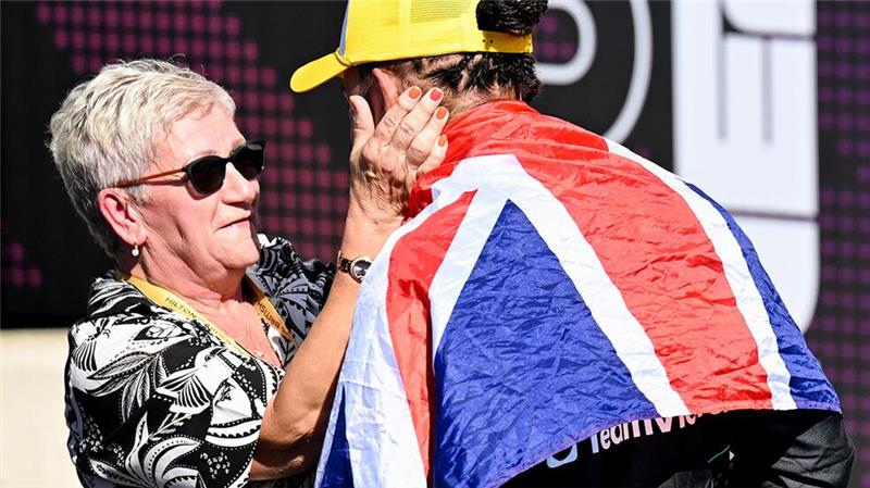 Hamilton feiert einen Sieg mit seiner Mutter Carmen Larbalestier.