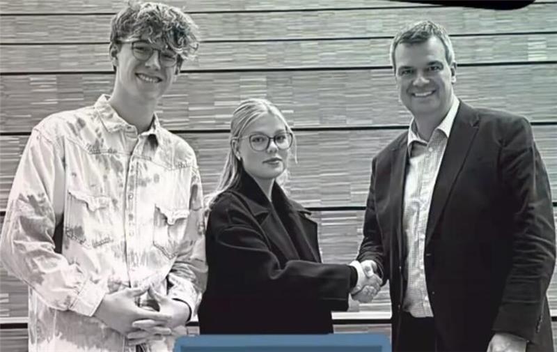 Hand drauf (v.l.): Der frühere CvD-Schulsprecher Julian Heger und die aktuelle Amtsinhaberin Amy Deetz schlagen mit Landrat Dr. Alexander Saipa auf die Party-Lösung ein.