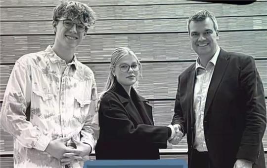 Hand drauf (v.l.): Der frühere CvD-Schulsprecher Julian Heger und die aktuelle Amtsinhaberin Amy Deetz schlagen mit Landrat Dr. Alexander Saipa auf die Party-Lösung ein.
