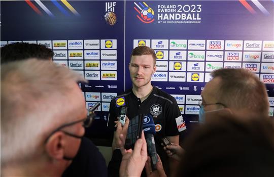 Handball-Nationalspieler Philipp Weber beim Interview.