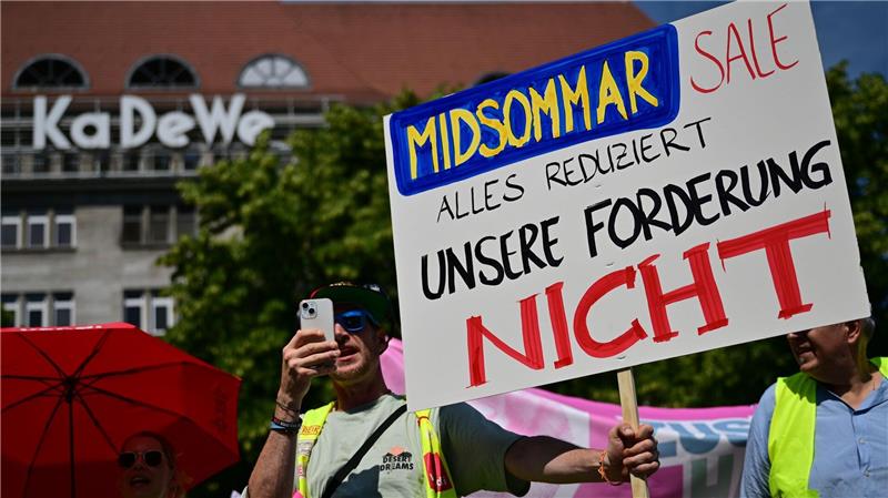 Handelsbeschäftigte streikten am Freitag in Berlin für höhere Löhne.