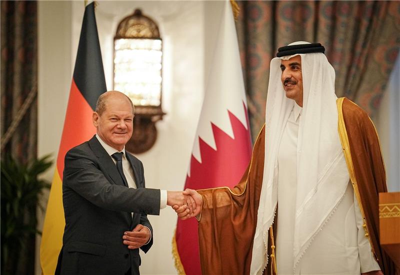 Gas aus Katar: Energie von einem fragwürdigen Partner Handelspartner: Bundeskanzler Olaf Scholz und der Emir von Katar im September 2022 in Doha.