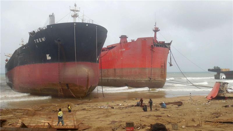 Handelsschiffe wurden an der Küste vor Gadani in Pakistan auf Grund gesetzt, damit sie abgewrackt werden können. (Archivbild) 