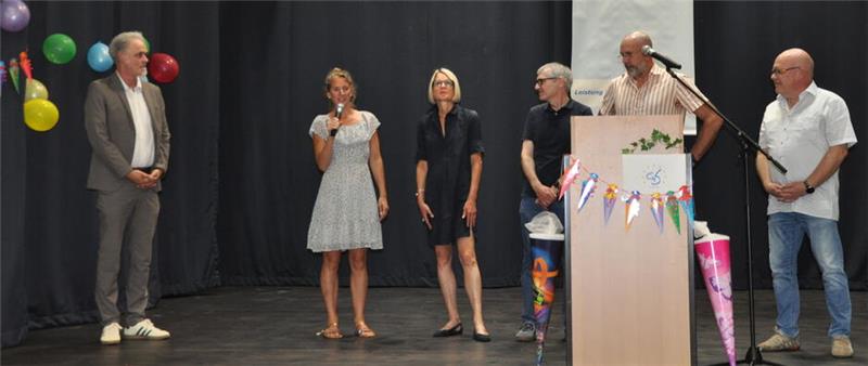 Vom Schüler zum Direktor: Ehrenberg leitet nun sein Abi-Gymnasium Handlung mit Symbolwert: Als das CvD-Gymnasium am 14. August seine 120 neuen Fünftklässler einschult, hält Martin Ehrenberg schon Abstand zum Rest der erweiterten Schulleitung.