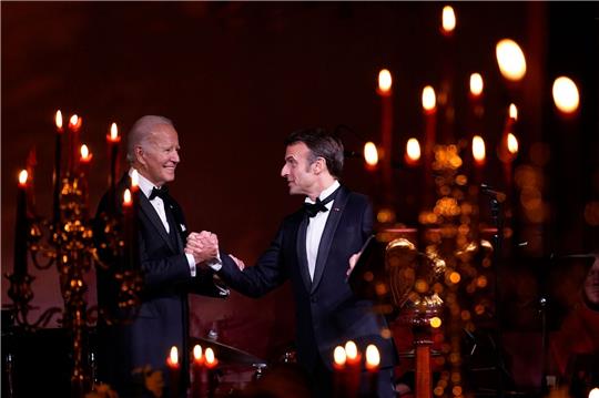 Handschlag beim Staatsbankett: US-Präsident Joe Biden (l) und sein französischer Kollege Emmanuel Macron.