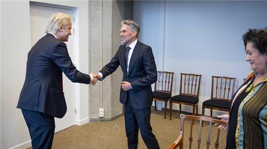 Handschlag in Den Haag: Der designierte Ministerpräsident Dick Schoof und PVV-Chef Geert Wilders (l).