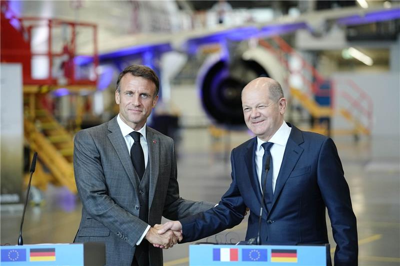 Deutschland und Frankreich gemeinsam an der Seite Israels Handschlag in Hamburg: Präsident Emmanuel Macron (l) und Bundeskanzler Olaf Scholz.