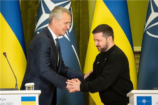 Handschlag in Kiew: Nato-Generalsekretär Jens Stoltenberg (l) und der ukrainische Präsident Wolodymyr Selenskyj.