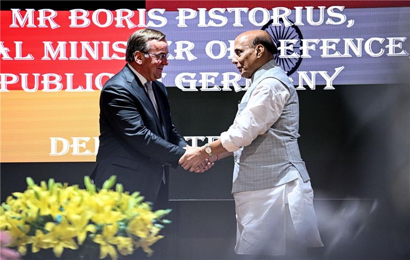 Pistorius will erleichterte Rüstungsgeschäfte mit Indien Handschlag in Neu Delhi: Bundesverteidigungsminister Boris Pistorius und sein indischer Amtskollege Rajnath Singh (r).