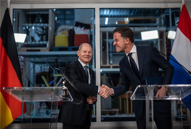 Deutschland und Niederlande vertiefen Militärkooperation Handschlag in Rotterdam: Bundeskanzler Olaf Scholz und der niederländische Ministerpräsident Mark Rutte bei einer Pressekonferenz im Rahmen der deutsch-niederländischen Regierungskonsultationen.