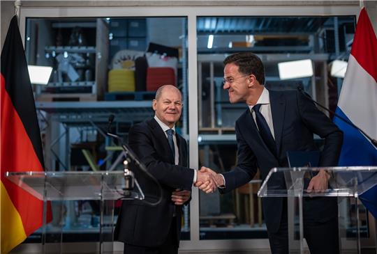 Handschlag in Rotterdam: Bundeskanzler Olaf Scholz und der niederländische Ministerpräsident Mark Rutte bei einer Pressekonferenz im Rahmen der deutsch-niederländischen Regierungskonsultationen.