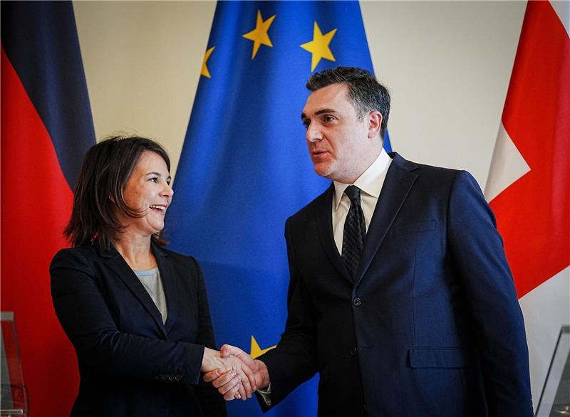 Baerbock sichert Georgien Unterstützung bei EU-Annäherung zu Handschlag in Tiflis: Bundesaußenministerin Annalena Baerbock und ihr georgischer Amtskollege Ilia Dartschiaschwili.