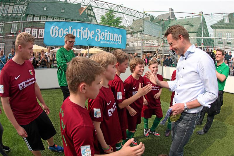 Handschlag mit GZ-Verleger Philipp Krause: Die Portugiesen von der JSG Hees nehmen nach dem Finale ihre Sieger-Medaillen entgegen. Archivfoto: Epping