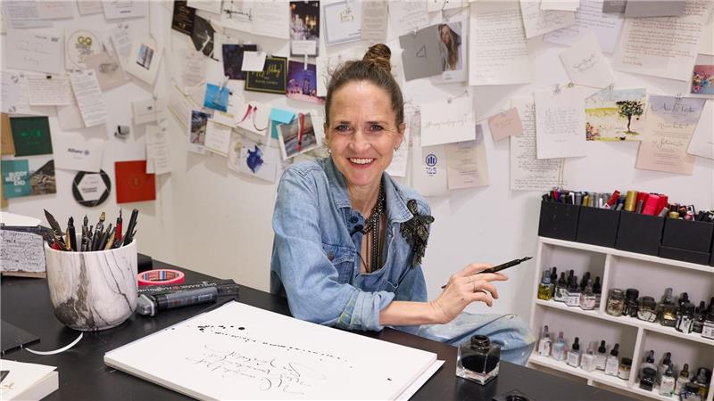 Eleganz in Tinte: Kalligraphin schreibt für Chanel & Co. Handschmerzen kennt die Performance-Künstlerin nicht, sagt sie. Wenn sie einmal loslege, sei sie einfach im Flow.