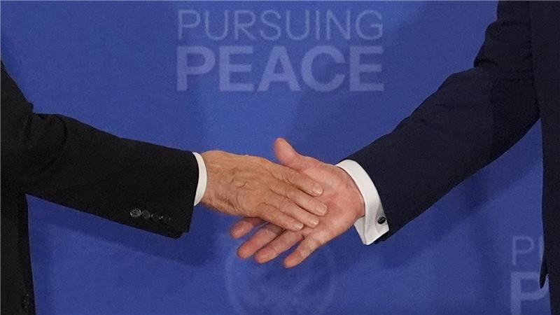 Bilder des Tages „Handshake in Alaska: Trump und Putin treffen sich in Alaska