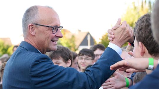 Handshake mit dem Kanzler: Friedrich Merz hat am Montag sein altes Gymnasium in Rüthen besucht