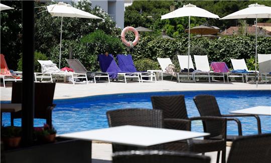 Handtücher liegen auf Sonnenliegen an einem Pool auf Mallorca. (Symbolbild)