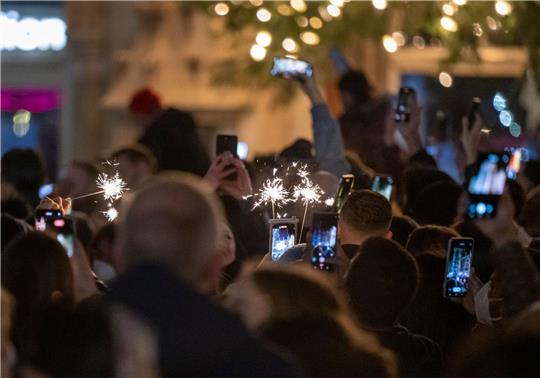 Handynutzer in Deutschland haben in der Silvesternacht deutlich mehr Daten verbraucht als ein Jahr zuvor.