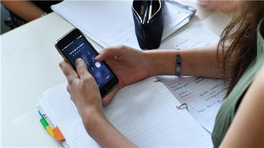 Handys sind längst ein Teil des Schulalltags. (Symbolbild)