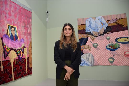 Hangama Amiri ist die Kaiserring-Stipendiatin 2023. Die beeindruckenden textilen Werke der afghanisch-kanadischen Künstlerin erzählen vom „stillen Widerstand“ von Frauen. Foto: Kleine