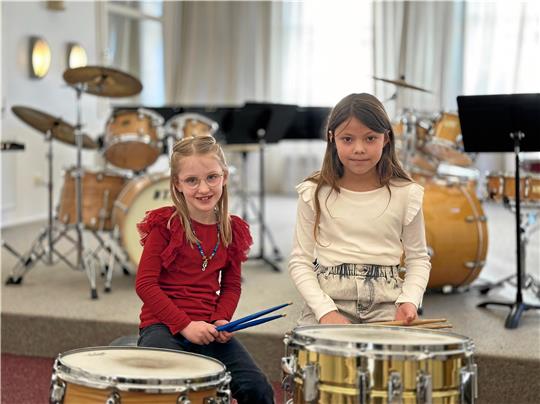 Hanna Lorbeer und Hermine Ruhe beeindruckten auf Drumset, Marimba und kleiner Trommel mit ihrem Zusammenspiel. Fotos: Sandte