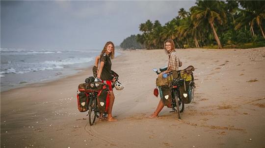 Hannah (links) und Greta Schröder an einem Strand in Ghana.