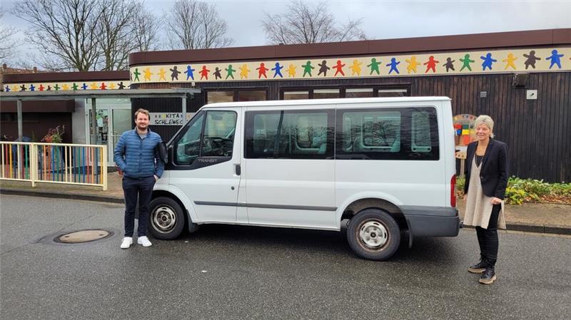 Ein neuer Kleinbus für die Kindertagesstätte Schlewecke Hanno Busch und Petra Ahrens stellen den neuen Bus der Kita Schlewecke vor. Er soll demnächst noch mit dem Logo der Einrichtung versehen werden.