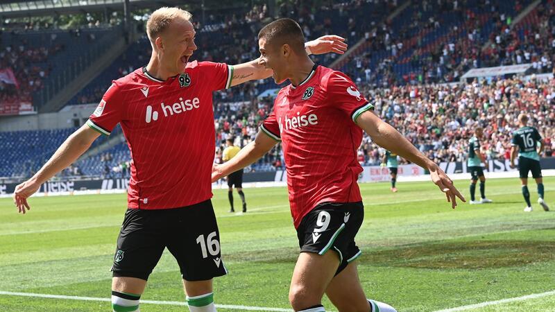 Leitl über Hannover 96 und die Fans: Vieles wächst zusammen Hannover 1:0-Schütze Nicolo Tresoldi (r) mit Vorlagengeber Harvard Nielsen