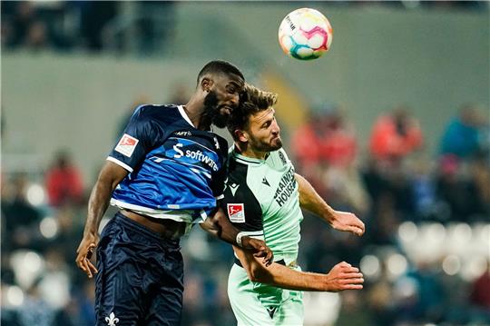 Hannover 96Darmstadts Patric Pfeiffer (l) und Hannovers Hendrik Weydandt kämpfen um den Ball.