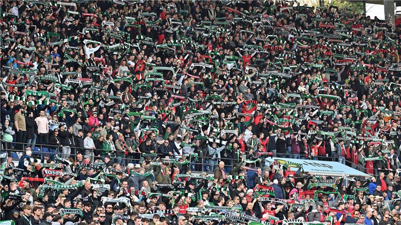 Hannover-Fans beim Derby gegen Eintracht Braunschweig. (Archivbild)