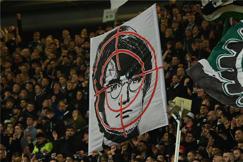 Hannover-Fans zeigen Harry Potter im Fadenkreuz Hannover-Fans halten ein Fadenkreuz-Plakat mit dem Gesicht des Film-Zauberers Harry Potter hoch.