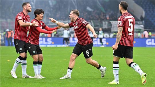 Rot nach Würgegeste: Hannover gewinnt hitziges Derby Hannover-Jubel in Braunschweig.
