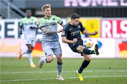 Hannovers Andreas Voglsammer (l.) und Paderborns Marcel Hoffmeier kämpfen um den Ball.