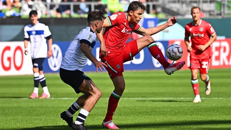 Hannovers Benedikt Pichler (r) behauptet den Ball gegen Hemelingens Florent Berisha.