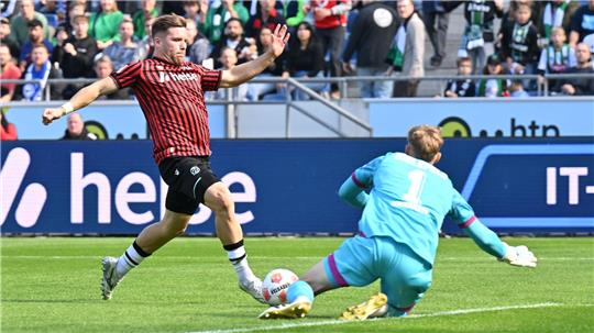 Hannovers Benjamin Källman scheitert an Bielefelds Torwart Jonas Kersken.