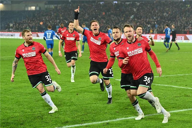 Bester Saisonstart seit dem Abstieg: Hannover auf Platz zwei Hannovers Cedric Teuchert (r) jubelt nach seinem Tor zum 2:1.
