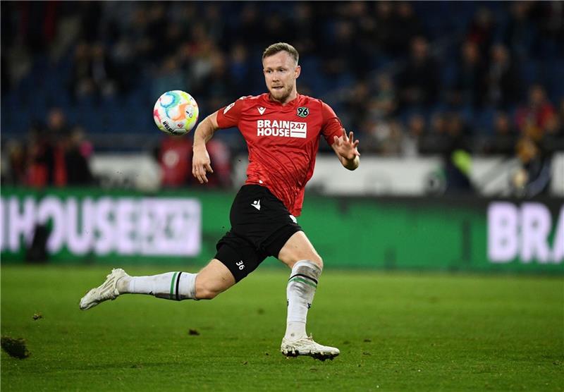 2:2 nach 0:2: Hannover 96 ärgert Schweizer Meister Hannovers Cedric Teuchert spielt den Ball.