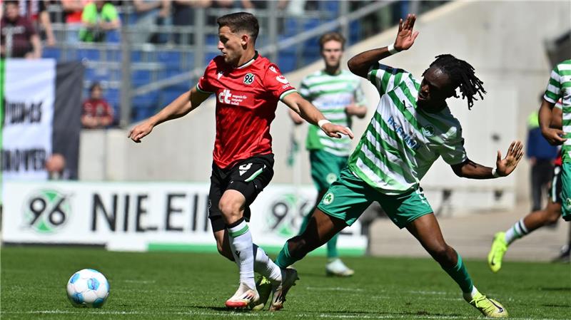 Hannovers Enzo Leopold (l) im Zweikampf mit dem Fürther Torschützen Noel Futkeu.