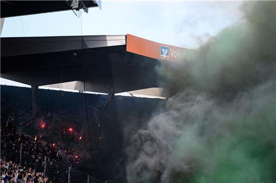 Hannovers Fans zünden Pyrotechnik.